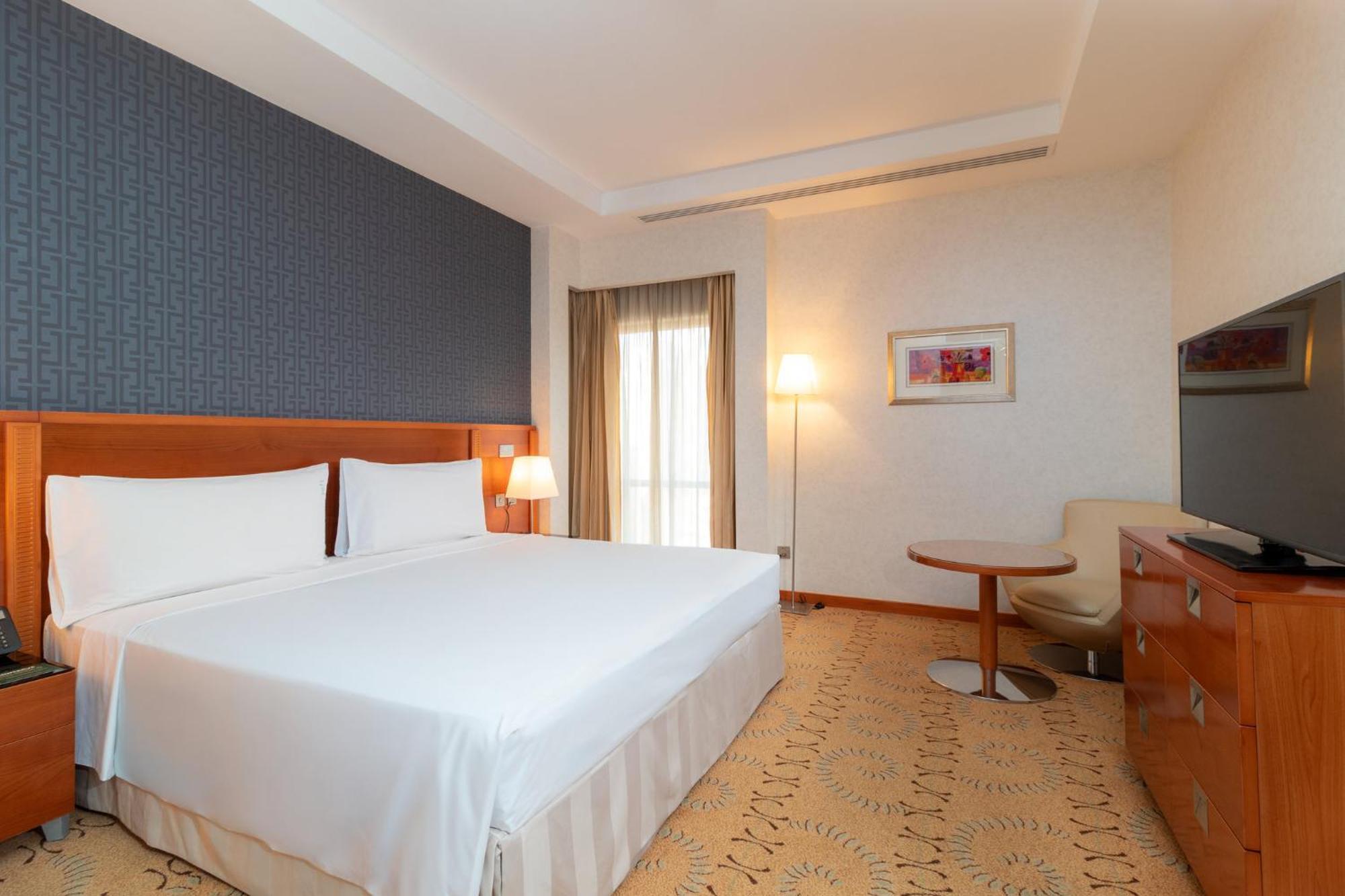 Holiday Inn - Suites Kuwait Salmiya By Ihg Kuwait City Exteriör bild