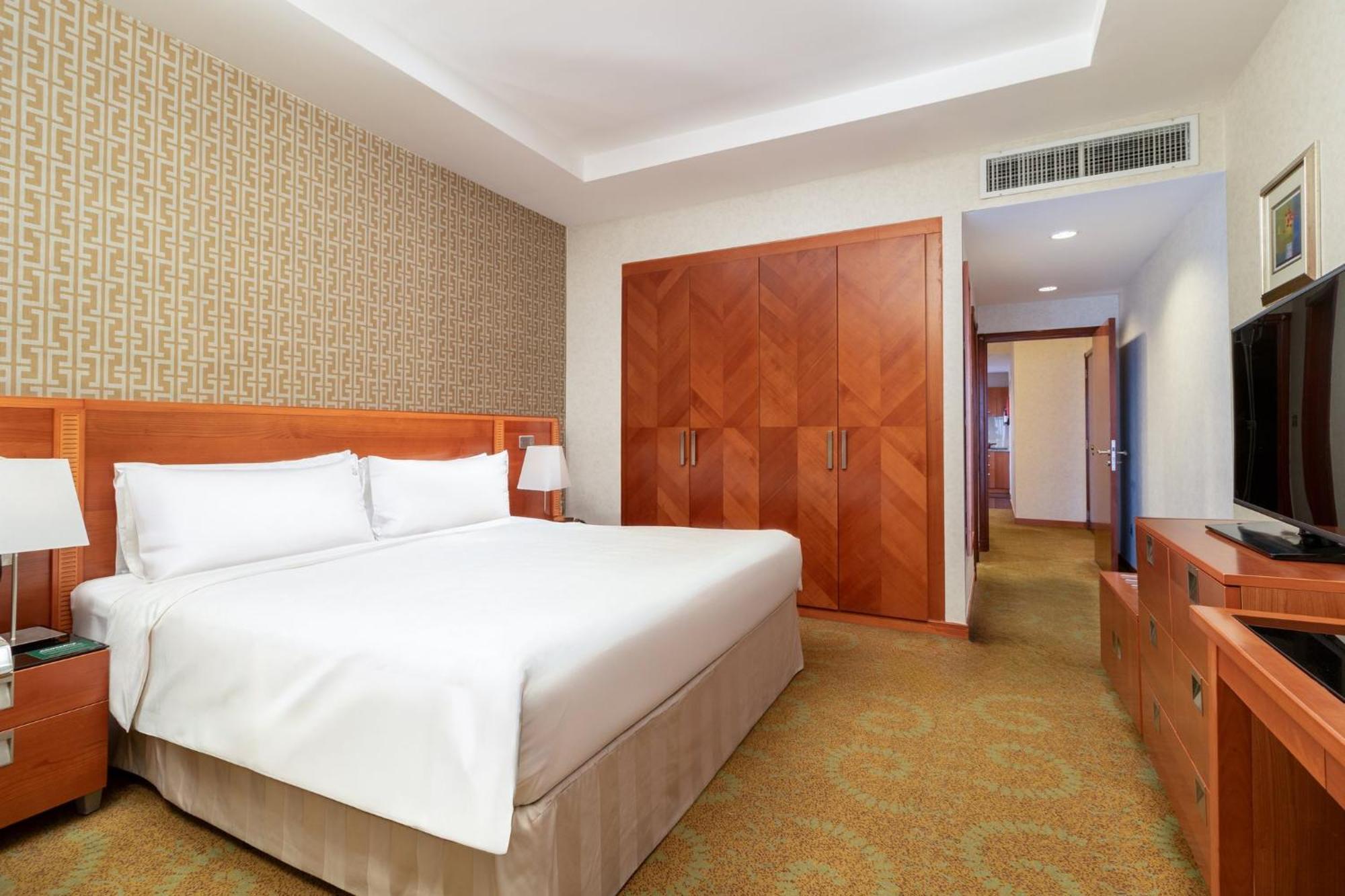Holiday Inn - Suites Kuwait Salmiya By Ihg Kuwait City Exteriör bild