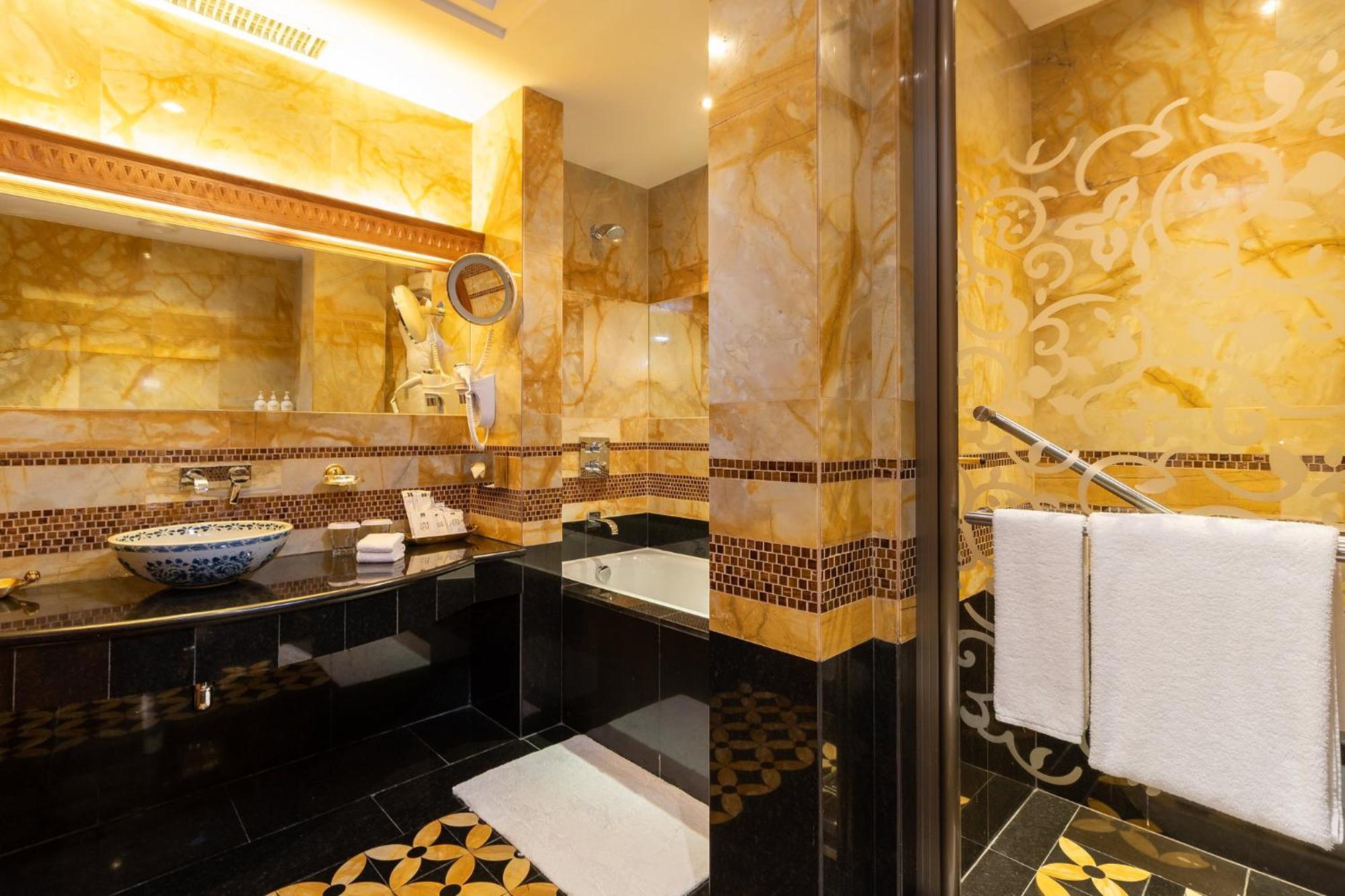 Holiday Inn - Suites Kuwait Salmiya By Ihg Kuwait City Exteriör bild