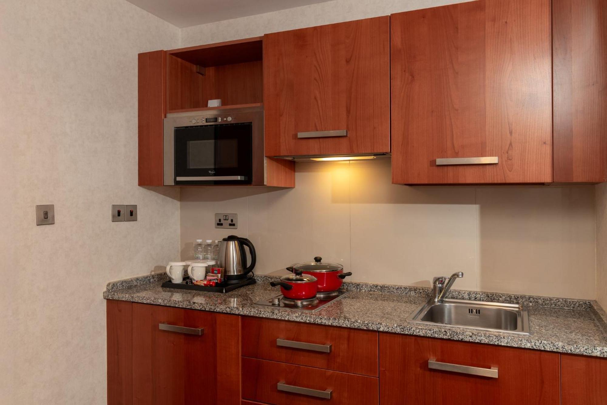 Holiday Inn - Suites Kuwait Salmiya By Ihg Kuwait City Exteriör bild