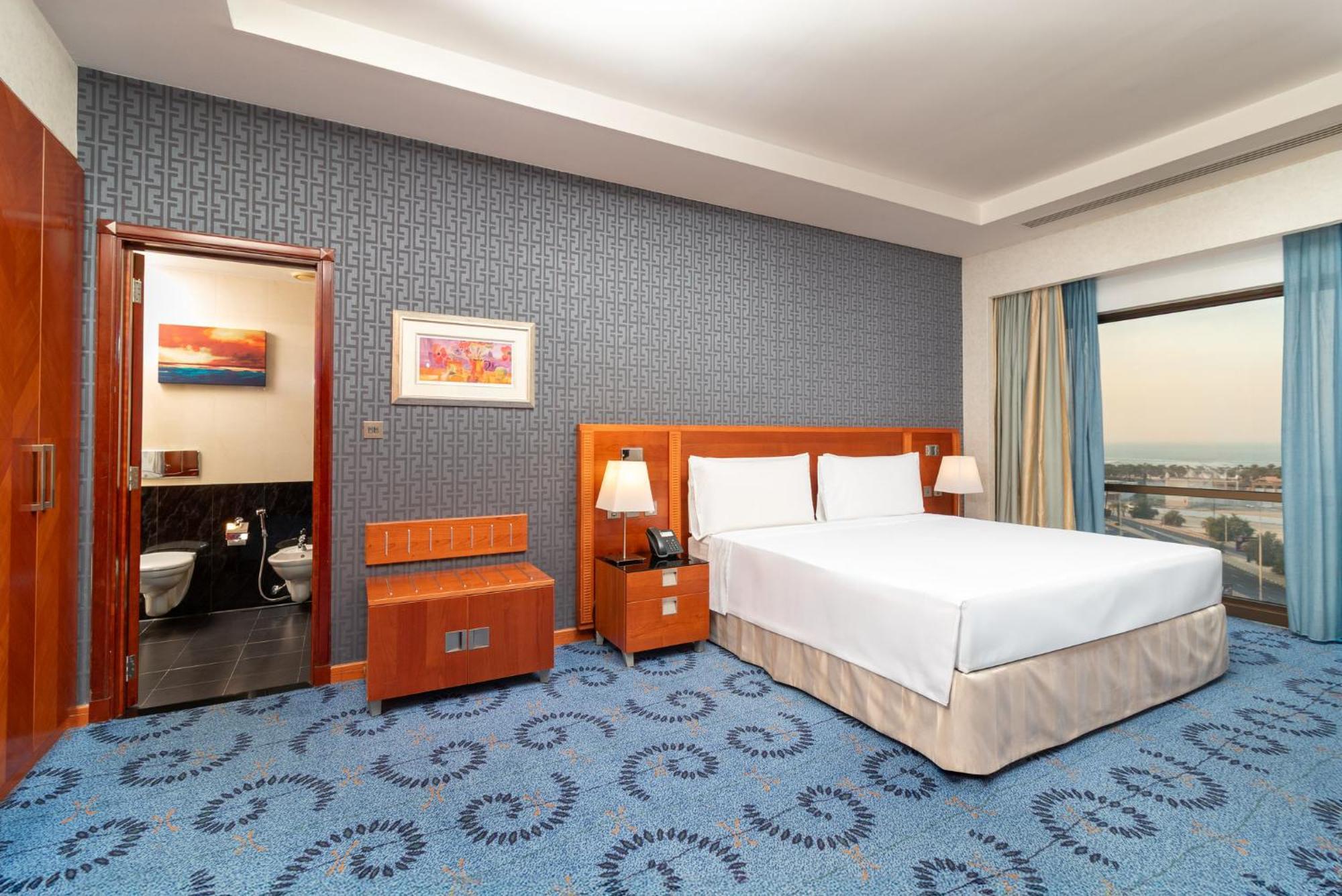 Holiday Inn - Suites Kuwait Salmiya By Ihg Kuwait City Exteriör bild